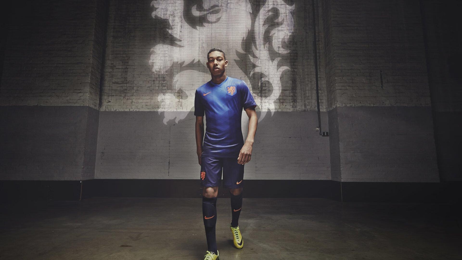 冰球联赛激战正酣，新秀崛起与老将传奇交织的赛季